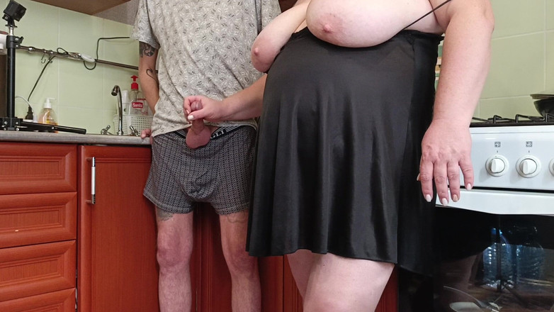 Zona901: Prima di pranzo, una vicina si masturba il mio cazzo...