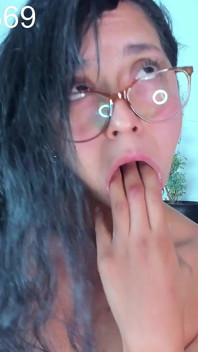 Saya menggoda kamera semasa menghisap dildo kegemaran saya