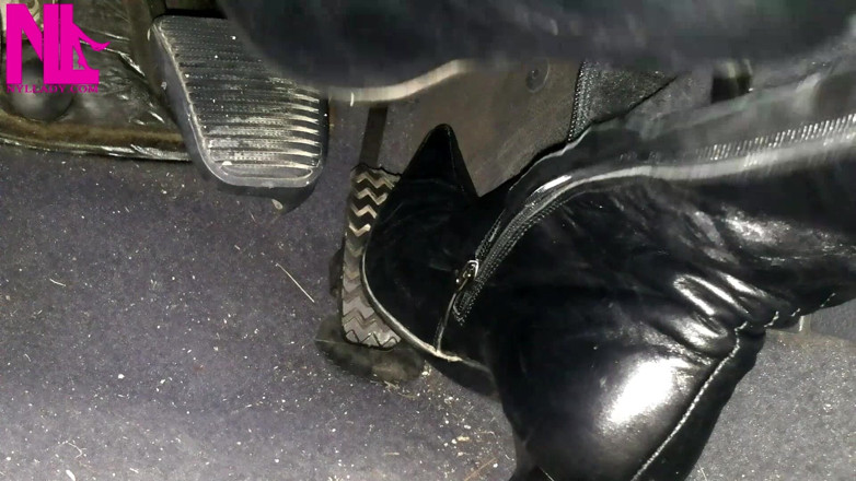 Nyllady: Pompare pedală și dezarhibarea cizmelor mele cu toc negru din piele