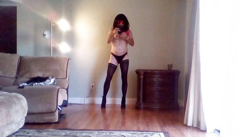 Kelly Smith Crossdressing Play House: Сіссі Келлі демонструє свої нові форми грудей