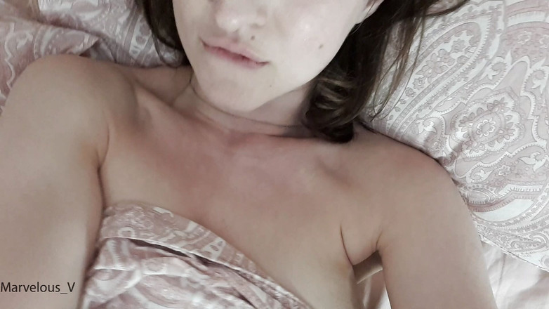 Marvelous V: Sexy škádlení od náctileté brunetky s velkými prsy v posteli