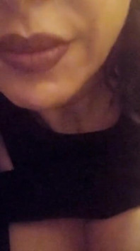 Hermosa dominatrix italiana te hace comer chorro