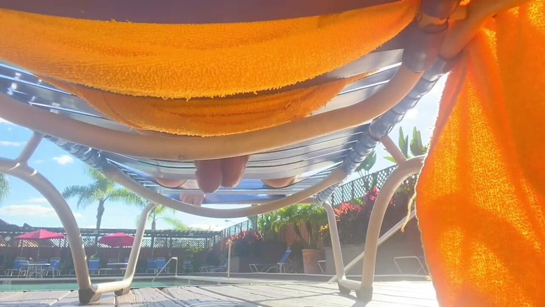 Hand-Free-Daddy-Chub: Tajně ejakuluje u country club bazénu pod křeslem, zatímco lidé...