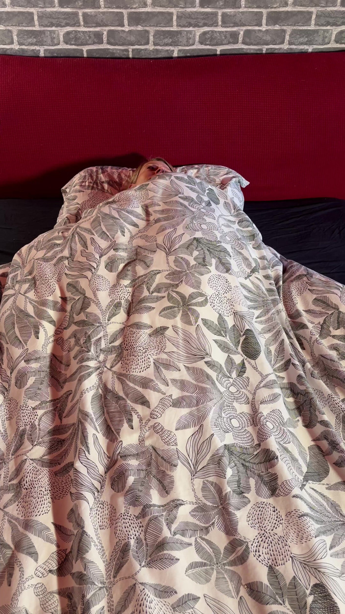 AliStrange: Günaydın mastürbasyonu - uyandıktan hemen sonra patlayıcı orgazm