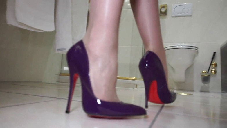 Lady Victoria Valente: High Heels laute schritte im Badezimmer - High Heels fetisch clip