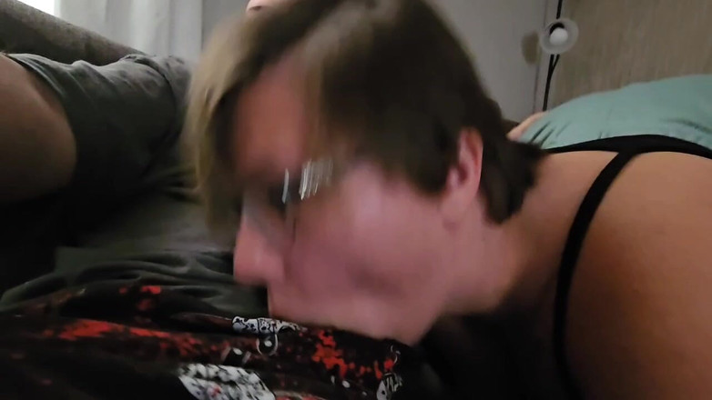 Funhousewife69: Pipe sur un canapé