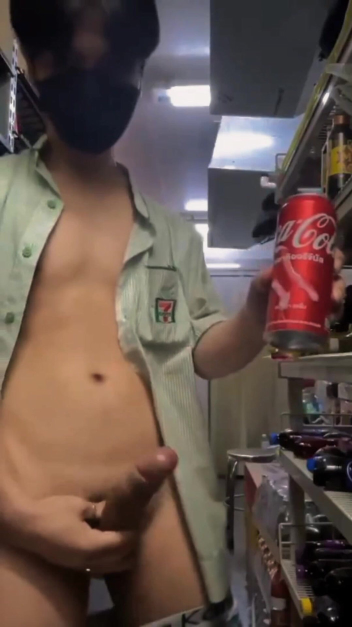 Louswee: Tentación de medianoche en el mini mercado