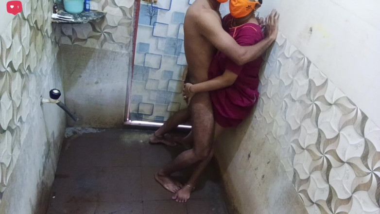 Mami4711: 印度人妻在浴室里玩弄热辣录像