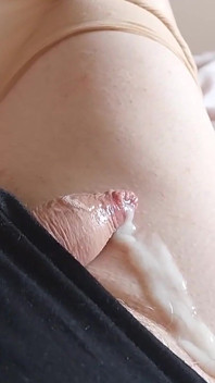 Maricas lisa plugada na bunda goza em Sheer Tights, Basco &saltos