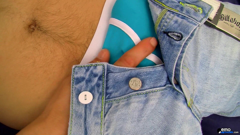 Homo Emo: 그의 부하를 쓰다듬는 축구 소년