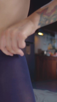 Stretching con grandi dildo e squirting con le vibrazioni