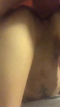Si fa scopare la bocca e poi si fa scopare da dietro da un bel angolo