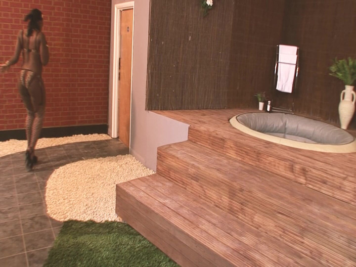 Bananas with Melons: Des MILF noires sexy et pulpeuses aux seins énormes reçoit une...