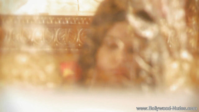 Bollywood Nudes: Awek berambut coklat sedang mandi
