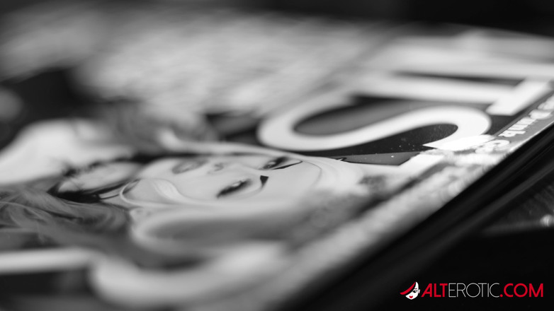 Alt Erotic: Robin Coffins в Черно-белом видео соблазнений Claxxic