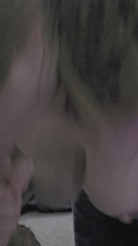La miLF troia del cazzo fa un pompino disordinato alla sua amica per un grosso carico di sperma - hotwife Trix
