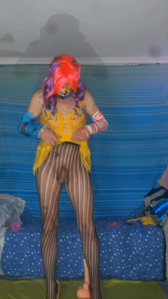 Lizzaali: Sarı takım elbise ve seksi külotlu çorap yerden yukarıda azdırıyor