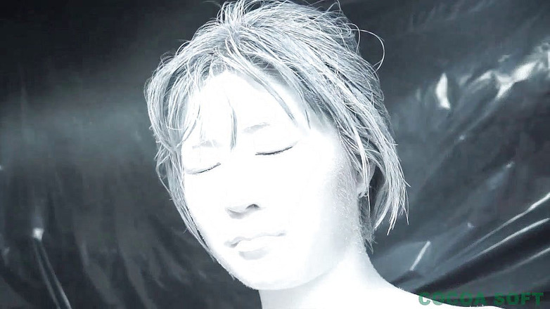 Cocoa Soft: 甘いアジア人の顔と体に白いペンキ