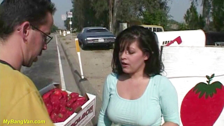 My Bang Van: Matură sexy dolofană agățată pentru prima ei penetrare în dubă