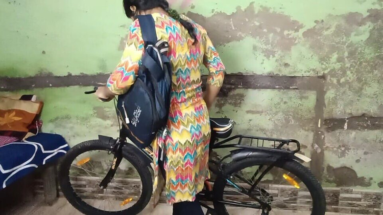 tannu: 대학에서 집으로 돌아온 후, 남친에게 따먹히는 인도 소녀.