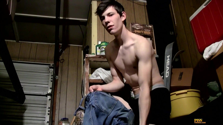Piss Twinks: ガレージでの放尿とイク