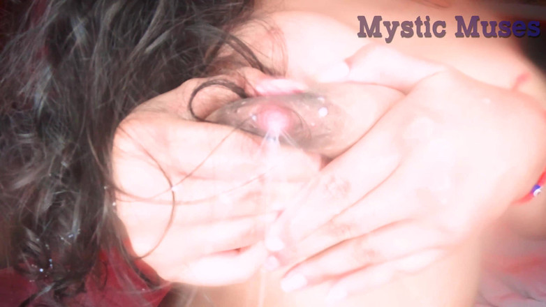 Mysticmuses: 젖을 먹이는 여성이 내 얼굴에 우유를 떨어뜨린다