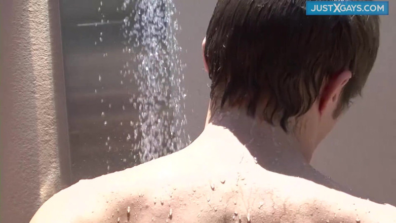 Just X Gays amateur porn: Dünner junge masturbierte nach einer dusche in der heißen sonne