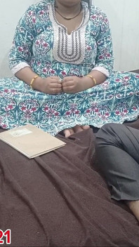 Pelajar awek montel India menunjukkan buah dada dan pepek kepada guru tusyen