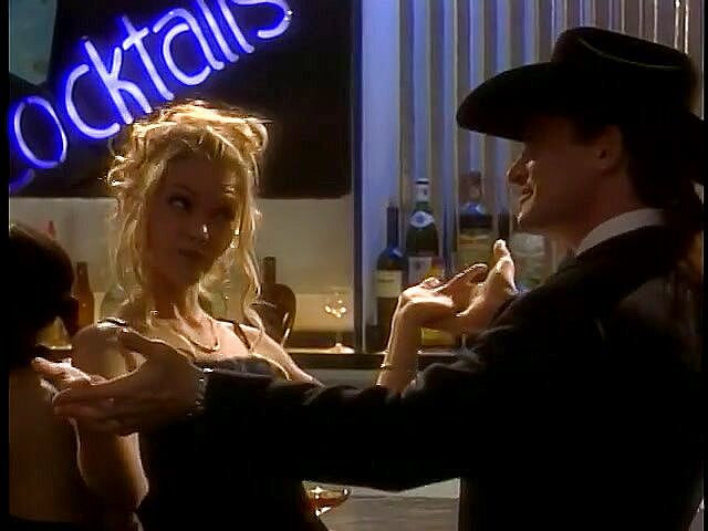 Anal seduction: Stor kuk hingst hals knullar kinky blond slampa på sängen