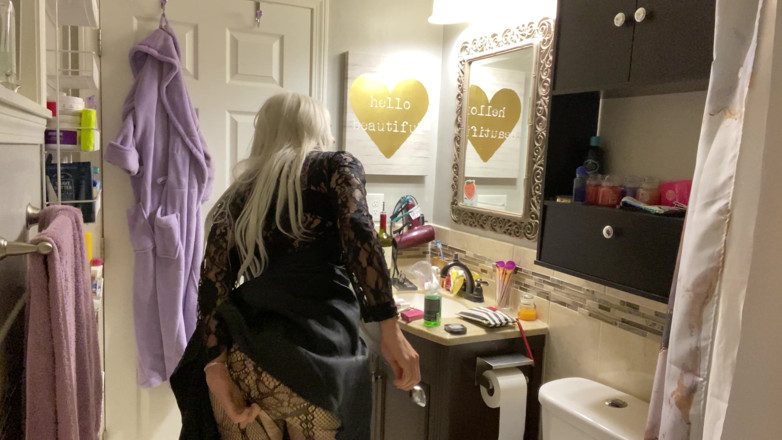 Sissy Bailey Wilde: Emo Crossdresser Puts on Buttplug and Jerks off