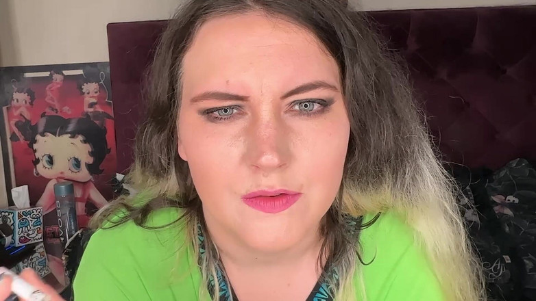 MissFFW: Sigara içen iri güzel kadın yarak emiyor