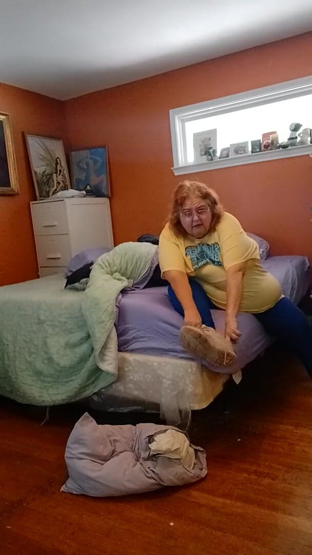 BBW nurse Vicki adventures with friends: Stinky Tennis Shoes Pewwwee