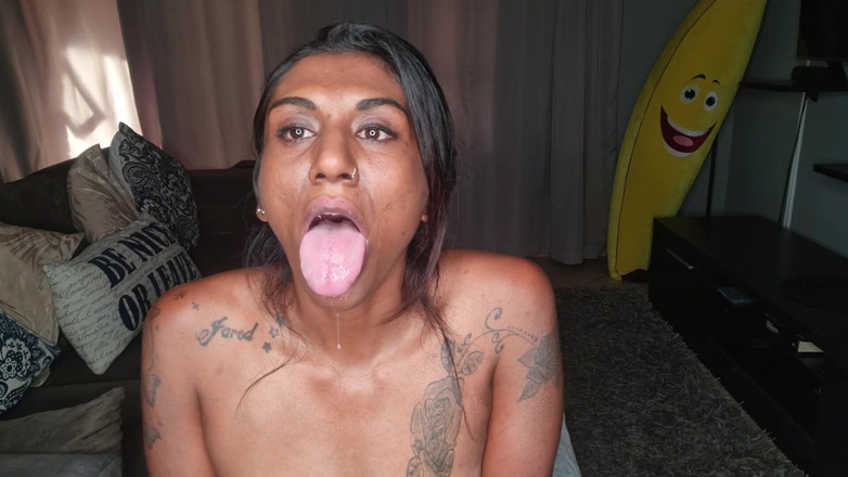 domslutfucker: Desi zit op de bank te kwijlen terwijl ze uitsteekt...