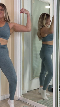 Seksi olgun orta yaşlı seksi kadın spor salonu egzersiz kıyafetlerini deniyor - 4k - tabithaxxx