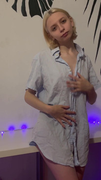 Skinny Blonde L Moon’s Solo I Strip Topless & Rub My Pink Toy on My Clit Till I Cum!