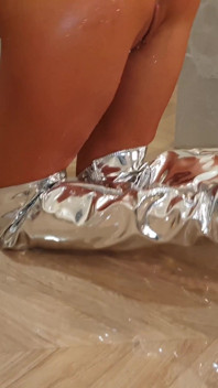 Hadiah terbaik untuk Monika Fox untuk tahun baru adalah dildo besar dalam semua lubangnya