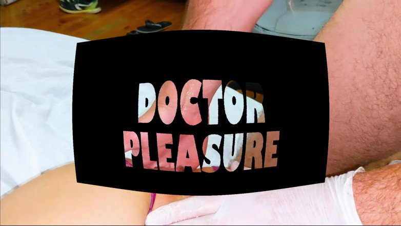 Doc pleasure: Dokter, memekku sakit... Bisa bantuin aku dong??