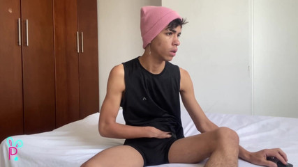 Isak Latin: 발기를 잘 짜내는 콜롬비아 소년과 버건