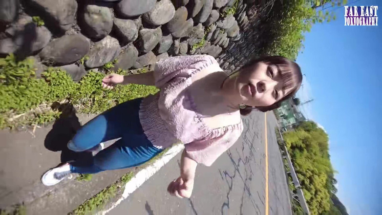 Far East pornography: Slick utomhus retas med en rosa tippad F -kopp skönhet blöt...