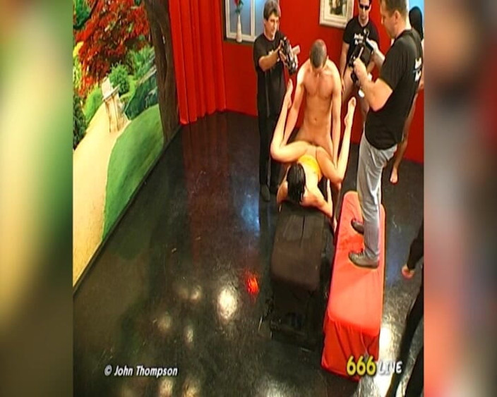 Piss Lover: Morena Puta Empapada En Meo Por Varios Hombres