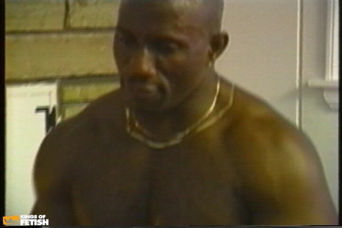 Gay Diaries: 卷发黑人被一个大男人无鞍抽插菊花