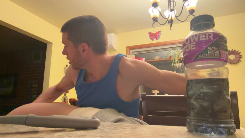 Alpha stud 4 u: Ohbíte Emo holku přes kuchyň. Stolička ve jasné vzdušné kuchyni...