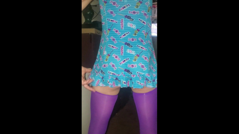 Crossdressers Cd Michelle wearing sexy lingerie: Cdmichelle Bergoyang Pantat Memakai Pakaian Biru, Pakaian Biru, Nilon Ungu