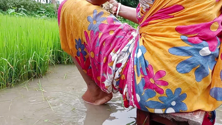 Dogrupali69: 在洗澡时，我操了我的继妹