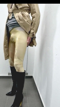 Mear en pantimedias y bragas de látex con botas Higheels