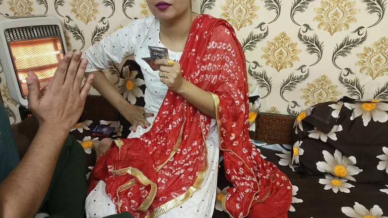 Hornycouple149: 一个男人在丈夫面前操了一个德西家庭主妇