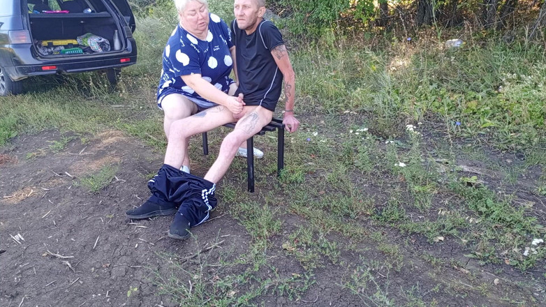 Zona901: Мачеха в парке дрочит мой хуй, пока я не кончу