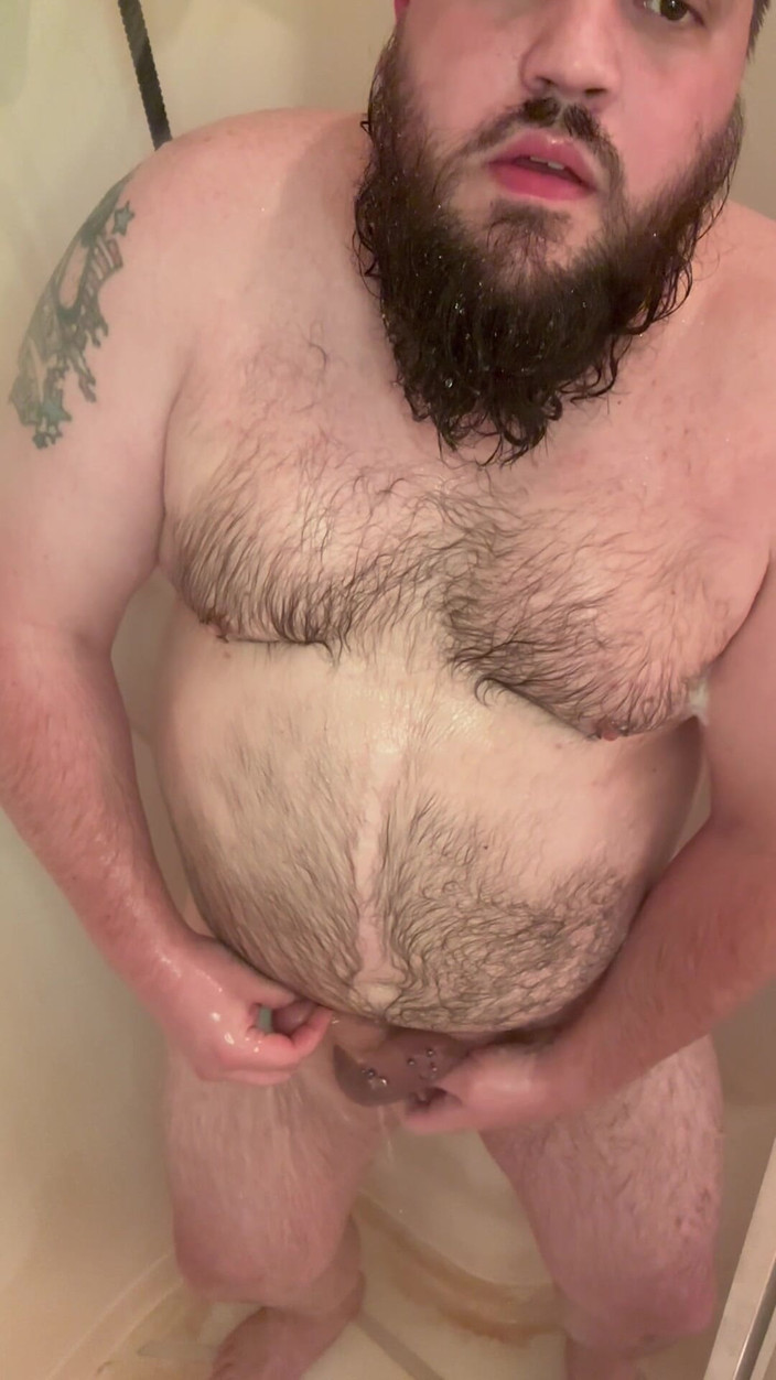 Chubby Freak: Пухлый папочка принимает душ и подчищает дилдо и делает игрушку минета