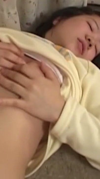 Una teen arrapata asiatica si sditalina la sua figa fradicia in profondità
