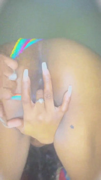 Shuga Avry vystavuje svou krásnou kundičku se sexy strip tease před kamerou a hraje si se svým klitorisem v síťovaných punčochách